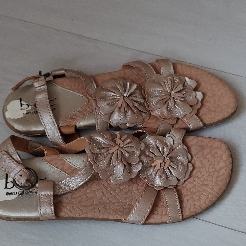 B.o.c. sandal new never worn sz8